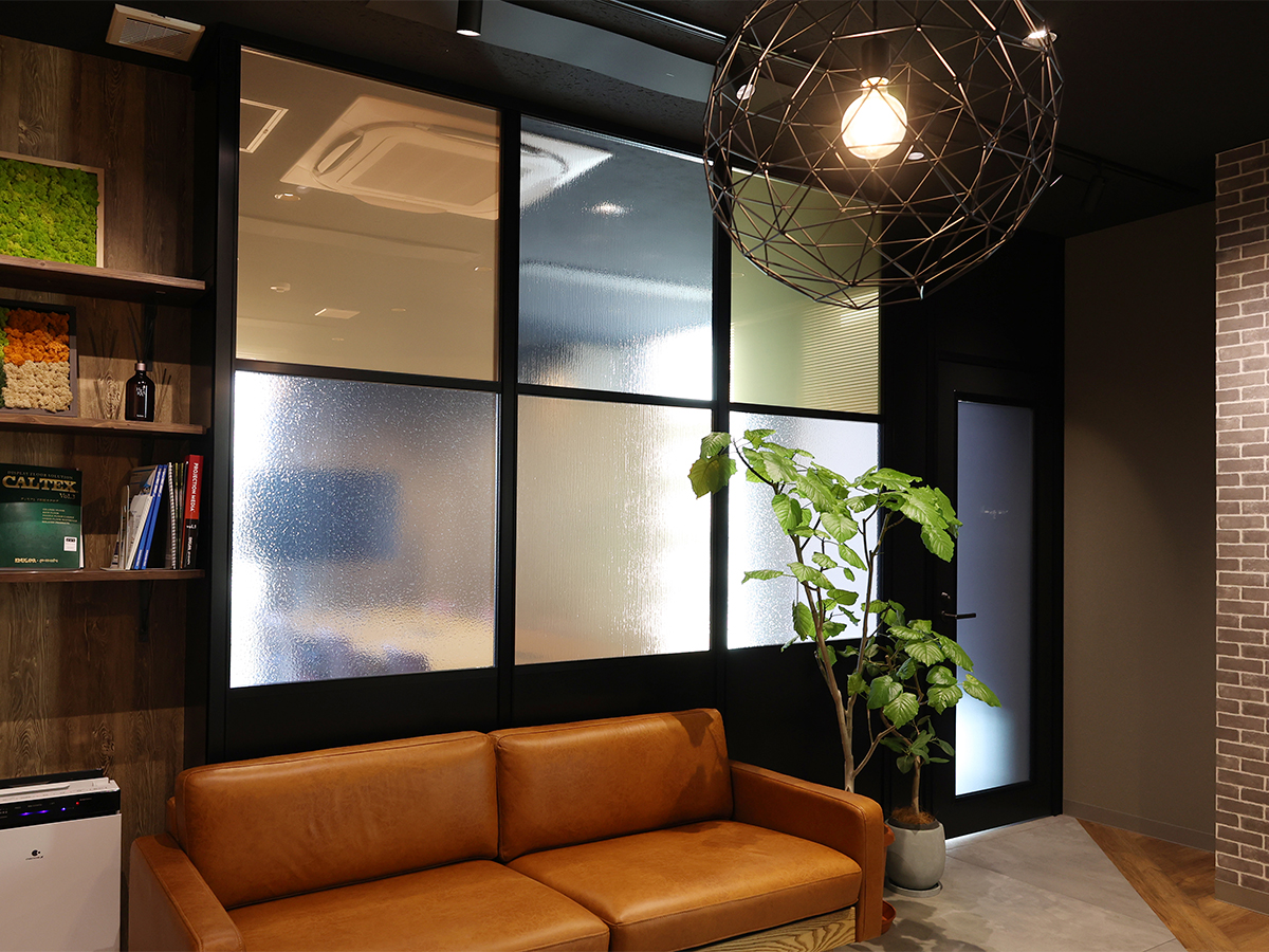 株式会社パック城北店　会議室ガラス装飾