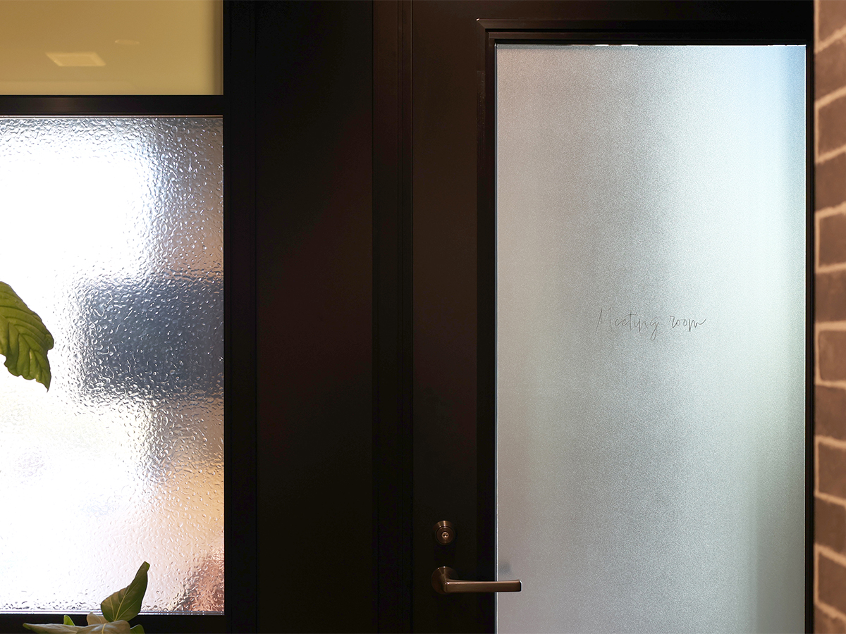 株式会社パック城北店　会議室ガラス装飾-5